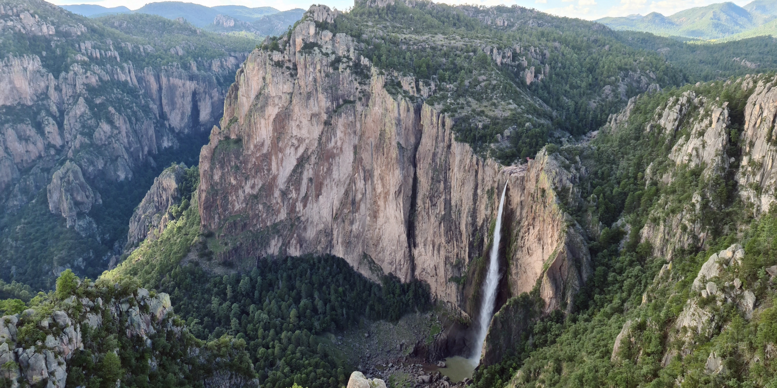'Parque Nacional Cascada de Basaseachi' by Diuber Farías Aúcar Segunda mayor caída libre de agua de México.